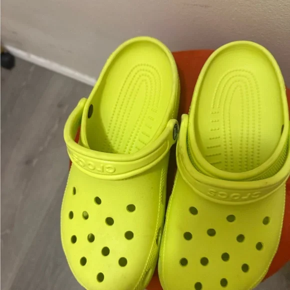 Crocs Men - (7) and Women (9 ) Clog - Neon Green - Picture 1 of 4